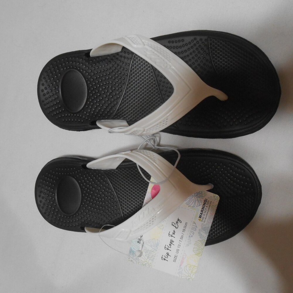 New Kids Unisex white flipflops sandals shoes size 13 or 7.5 inches by Momentum